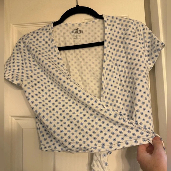 Hollister blue and white flower crop top size L - Picture 1 of 5